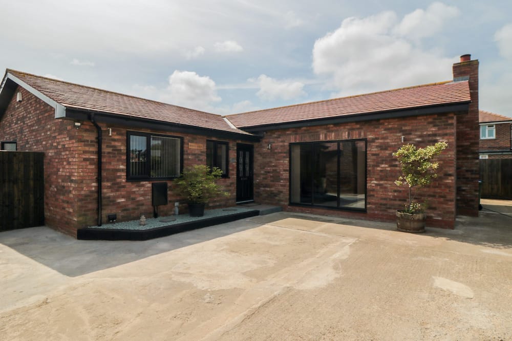 31A THE GREEN, pet friendly, with open fire in Scalby