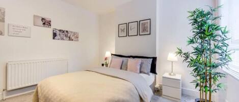 2 多间卧室、办公桌、熨斗/熨衣板、旅行婴儿床