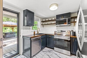 Fridge, oven, stovetop, dishwasher
