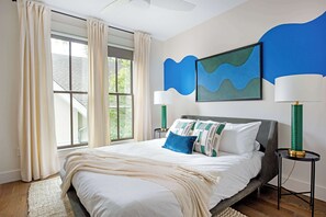 3 bedrooms, desk, iron/ironing board, WiFi - Velvet Vinyl by Minty Living (Atlanta)