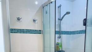 تجهيزات دش، مناشف، صابون، ورق حمّام