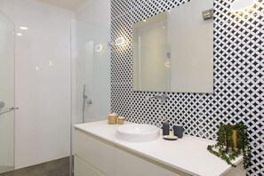 Shower, free toiletries, hair dryer, shampoo