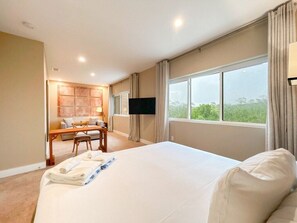 4 bedrooms, WiFi, bed sheets - Luxury and relaxation just 1 mile from Disney (Kissimmee)