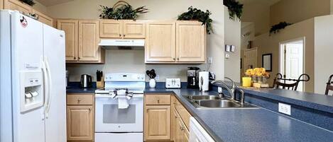 Kjøleskap, mikrobølgeovn, ovn og kokeplater