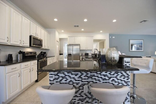 Refrigerador, microondas, horno y parrilla de estufa 