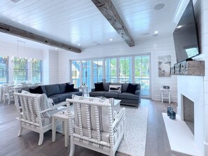 Flat-screen TV, fireplace, Hulu, streaming services