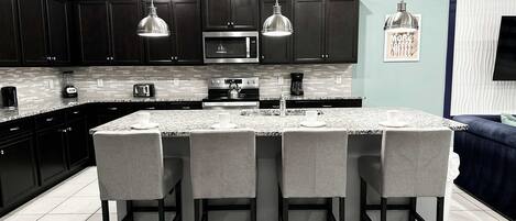 Kjøleskap, mikrobølgeovn, ovn og kokeplater