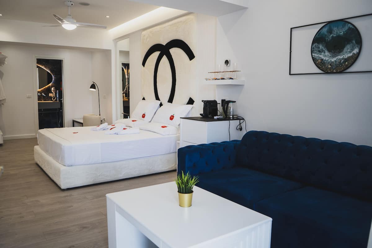 Deluxe Suite | 1 bedroom, desk, soundproofing, free WiFi