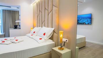 Deluxe Suite | 1 bedroom, desk, soundproofing, free WiFi