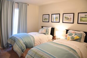 4 habitaciones, tabla de planchar con plancha, wifi y ropa de cama 