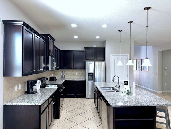 Refrigerador, microondas, horno y parrilla de estufa 