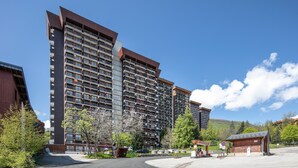 Et hotel i flere etager med moderne arkitektur, kendetegnet ved en markant, lodret struktur og række af balkoner.
