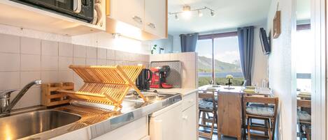 Fridge, microwave, oven, coffee/tea maker