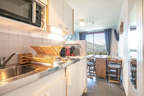 Fridge, microwave, oven, coffee/tea maker - Le Freeride - Studio Apartment, Sleeps 4 (Villarembert)