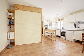 Kjøleskap, mikrobølgeovn, ovn og oppvaskmaskin