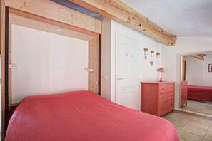 2 bedrooms, iron/ironing board, free WiFi
