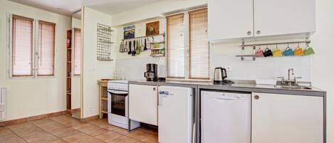 Een koelkast, een microgolfoven, een oven, een vaatwasser