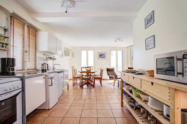 Réfrigérateur, micro-ondes, four, lave-vaisselle