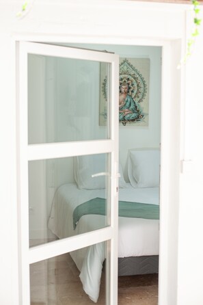 Chambre Terrasse privative (Toilette et salle de bain privée) | Bathroom | Shower, rainfall showerhead, hair dryer, bathrobes - ALBUQUERQUE Christophe et Charlotte (Carcassonne)