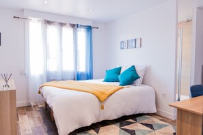 Chambre Bleue (Salle de bain privée et toilette partagée)