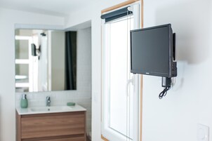 Chambre Terrasse privative (Toilette et salle de bain privée) | Premium bedding, individually decorated, individually furnished, desk