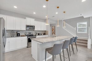 冰箱、微波炉、烤箱、炉灶