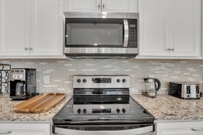 冰箱、微波炉、烤箱、炉灶