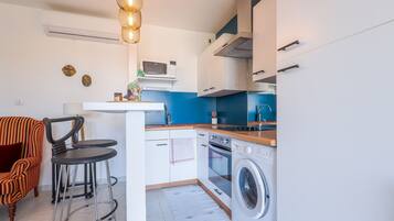 Fridge, microwave, oven, coffee/tea maker