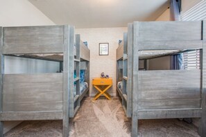 5 bedrooms, iron/ironing board, WiFi, bed sheets