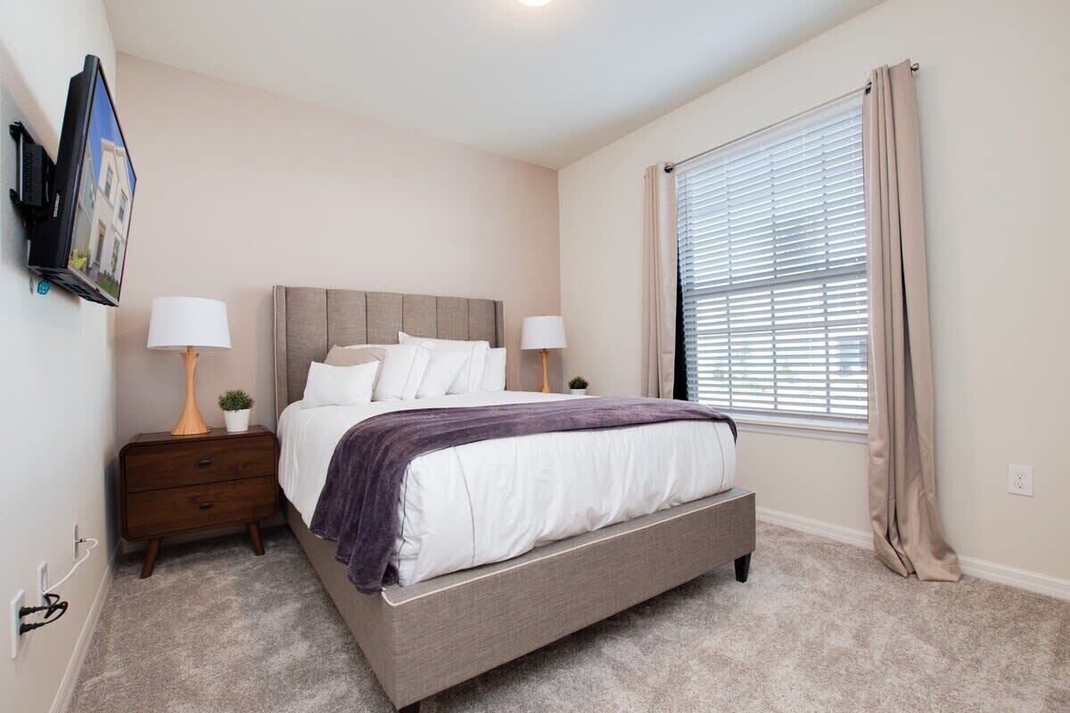 5 bedrooms, iron/ironing board, WiFi, bed sheets