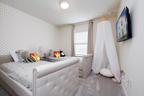 5 bedrooms, iron/ironing board, WiFi, bed sheets