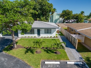 Exterior - Stylish East Lauderdale Efficiency. 1 Mile to Beach! Comfy King Bed, Beach Gear (Fort Lauderdale)