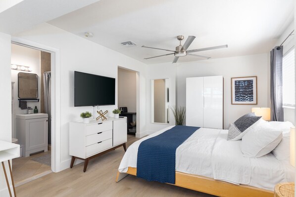 Desk, free WiFi, bed sheets - Stylish East Lauderdale Efficiency. 1 Mile to Beach! Comfy King Bed, Beach Gear (Fort Lauderdale)