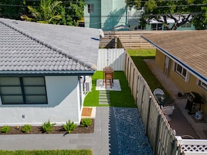 Outdoor dining - Stylish East Lauderdale Efficiency. 1 Mile to Beach! Comfy King Bed, Beach Gear (Fort Lauderdale)