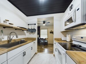 Cafetera y tetera, refrigerador, microondas y horno 
