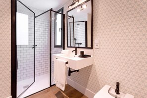 Shower, hair dryer, towels - Luxury apartment near Torre del Oro. Betis VI (Seville)