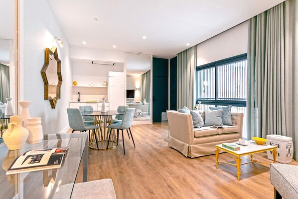 Smart TV - Luxury apartment near Torre del Oro. Betis VI (Seville)