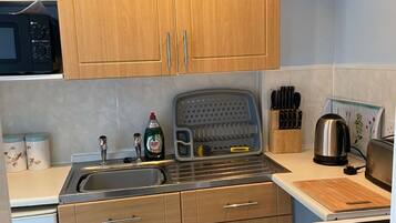 Studio (Apartment 6 No pets) | Private kitchen