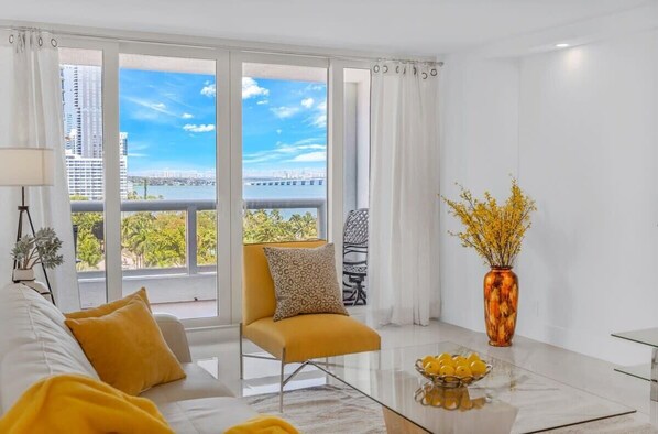 TV, offices - Art Basel Miami: Golden Escape on Biscayne Bay (Miami)