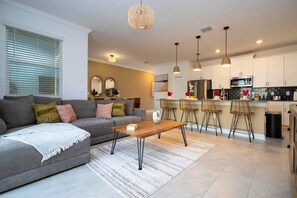 Televisión, reproductor de DVD, libros y estéreo 