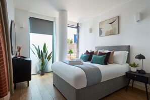 Zimmersafe, laptopgeeigneter Arbeitsplatz, Verdunkelungsvorhänge