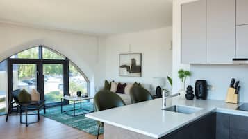 Hydromassage showerhead, eco-friendly toiletries, hair dryer, towels