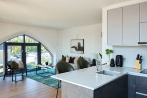 旋水按摩花洒、环保洗浴用品、吹风机、毛巾