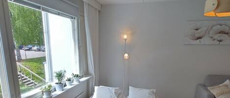 1 soverom, skrivebord, strykejern/-brett og reiseseng for barn