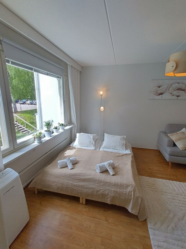 1 quarto, escrivaninha, ferros/tábuas de passar roupa, berço de viagem