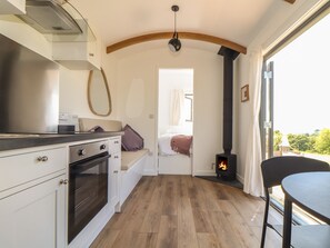 Fridge, electric kettle, cookware/dishes/utensils - Little Pip (Penzance)