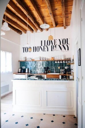 Réfrigérateur, micro-ondes, four, lave-vaisselle