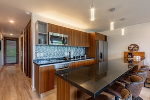 Fridge, oven, stovetop, coffee/tea maker