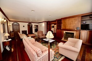 Téléviseur, foyer, lecteur de DVD