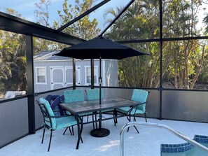 Outdoor dining -  SNewly remodeled 3 bedroom 2 bath private pool home and hot tub close to beach (Englewood)